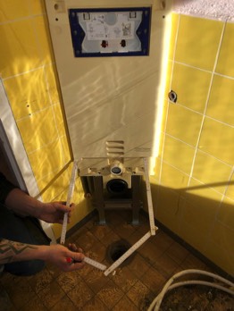  Vorbereitung Toilette im Eck 